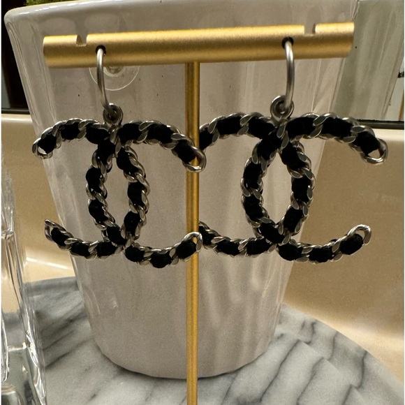 CHANEL Lambskin
CC Drop Earrings in Black and Silver - Picture 3 of 7